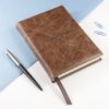 Gegraveerd notitieboek van natuurlijk bruin leer